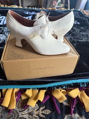 Pompadour 18th Century Leather Shoes (Ivory) Lace-Up Ivory Heels with Ribbon Tie